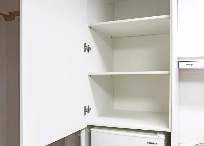 Cozy & Private 3 Mins Walk From Metro Station Apartment *