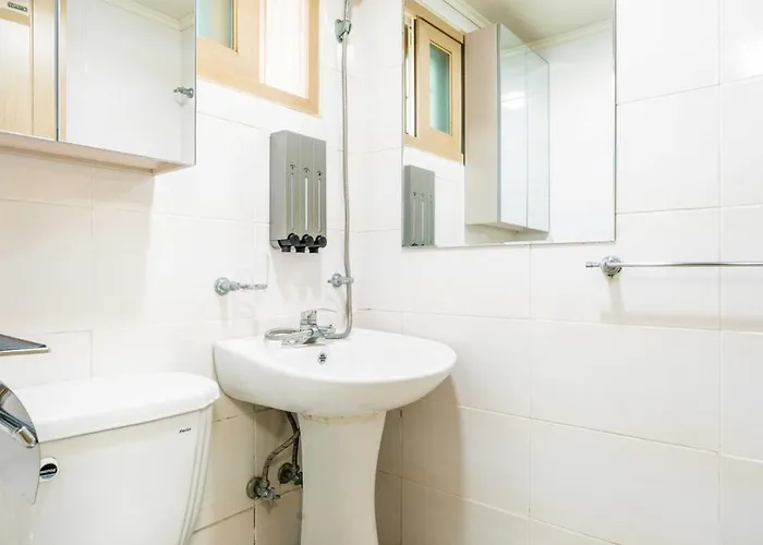 Cozy & Private 3 Mins Walk From Metro Station Apartment