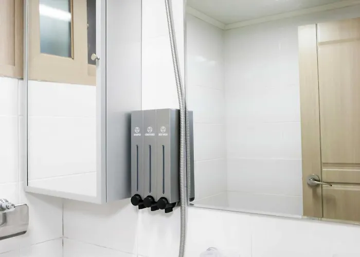 Cozy & Private 3 Mins Walk From Metro Station *