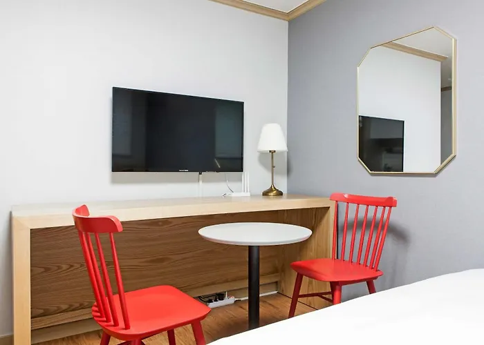 Cozy & Private 3 Mins Walk From Metro Station Apartment
