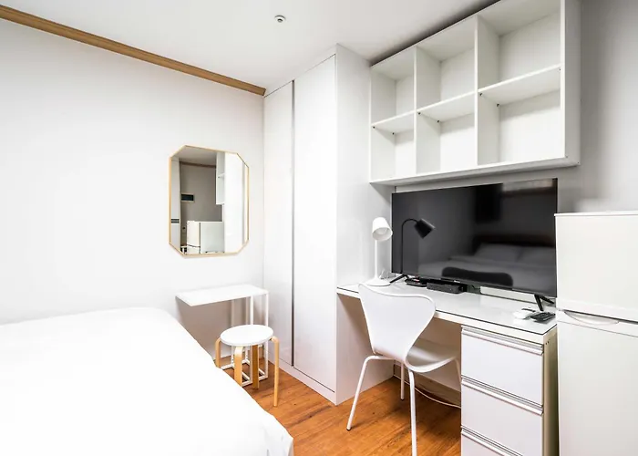 Cozy & Private 3 Mins Walk From Metro Station Apartment *