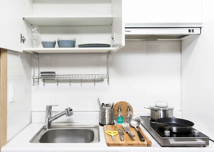 Cozy & Private 3 Mins Walk From Metro Station Apartment *