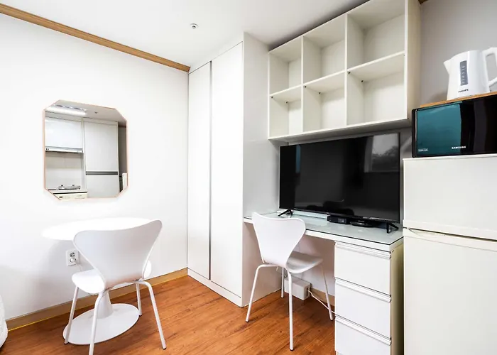 Cozy & Private 3 Mins Walk From Metro Station Apartment *