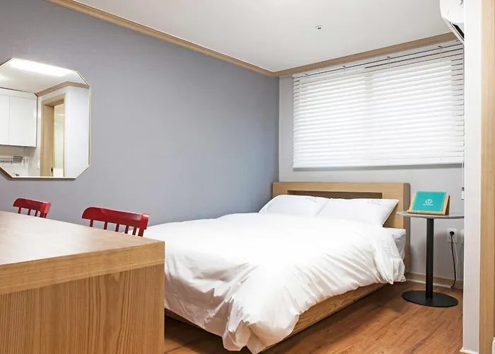 Cozy & Private 3 Mins Walk From Metro Station Apartment