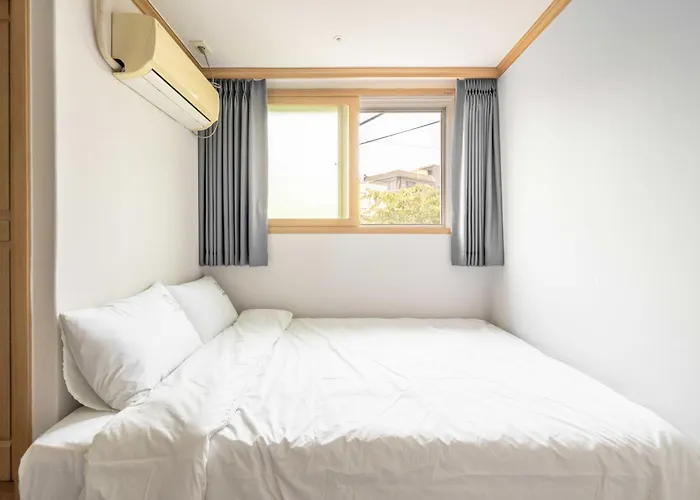 Cozy & Private 3 Mins Walk From Metro Station Apartment *