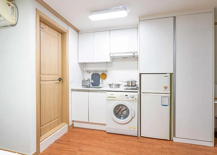 Cozy & Private 3 Mins Walk From Metro Station Apartment *